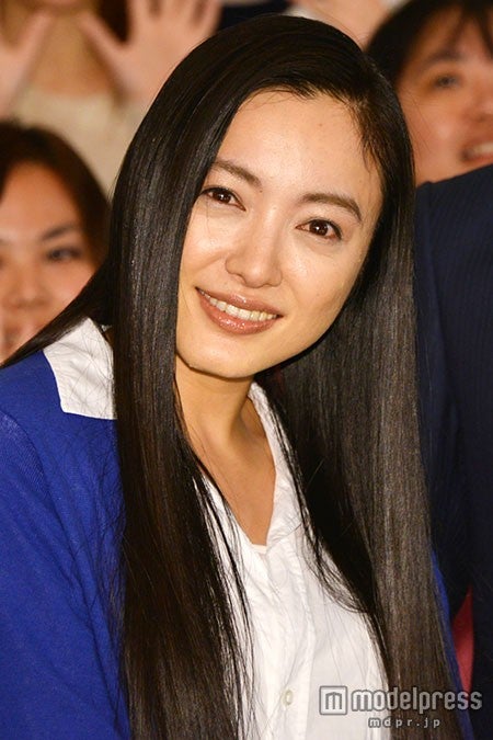 仲間由紀恵、結婚後初の公の場　祝福の声が飛ぶ