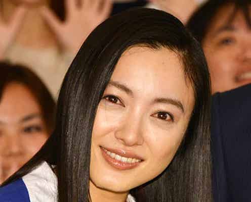 仲間由紀恵、結婚後初の公の場 祝福の声が飛ぶ