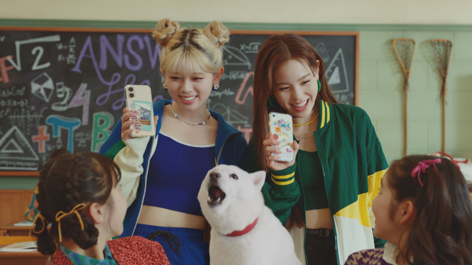 NiziU（RIKU、MAKO）／新TVCM「いよいよスマホデビュー」篇より（提供写真）