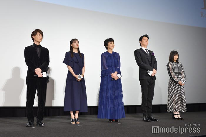 (左から)神木隆之介、広瀬すず、松たか子、福山雅治、森七菜(C)モデルプレス