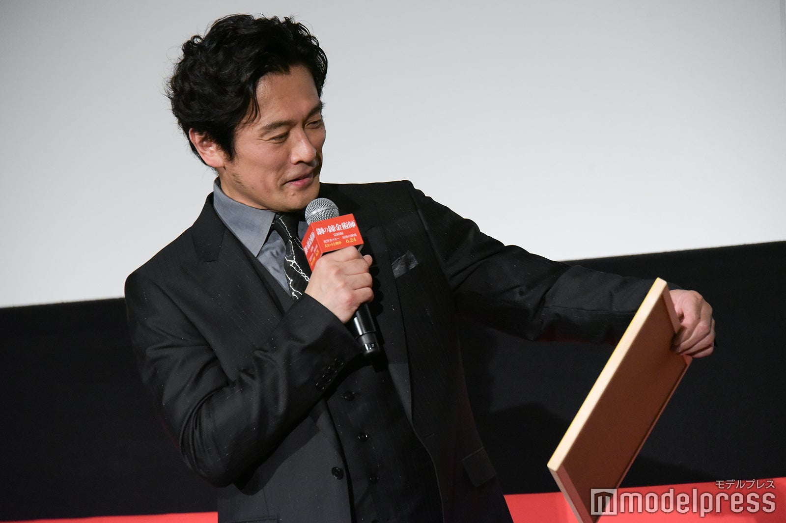 手紙に感動する内野聖陽 （C）モデルプレス