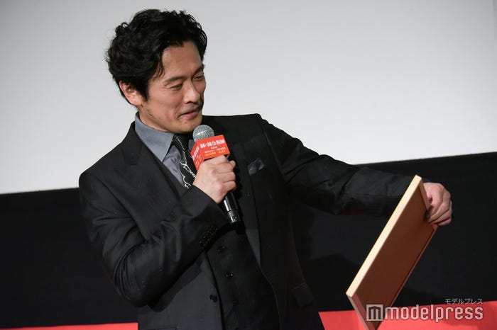 手紙に感動する内野聖陽 (C)モデルプレス