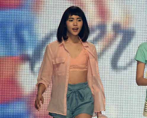 インスタ発“オン眉バング×太眉”美女・犬伏舞、初舞台で存在感発揮<関コレ2016S/S>