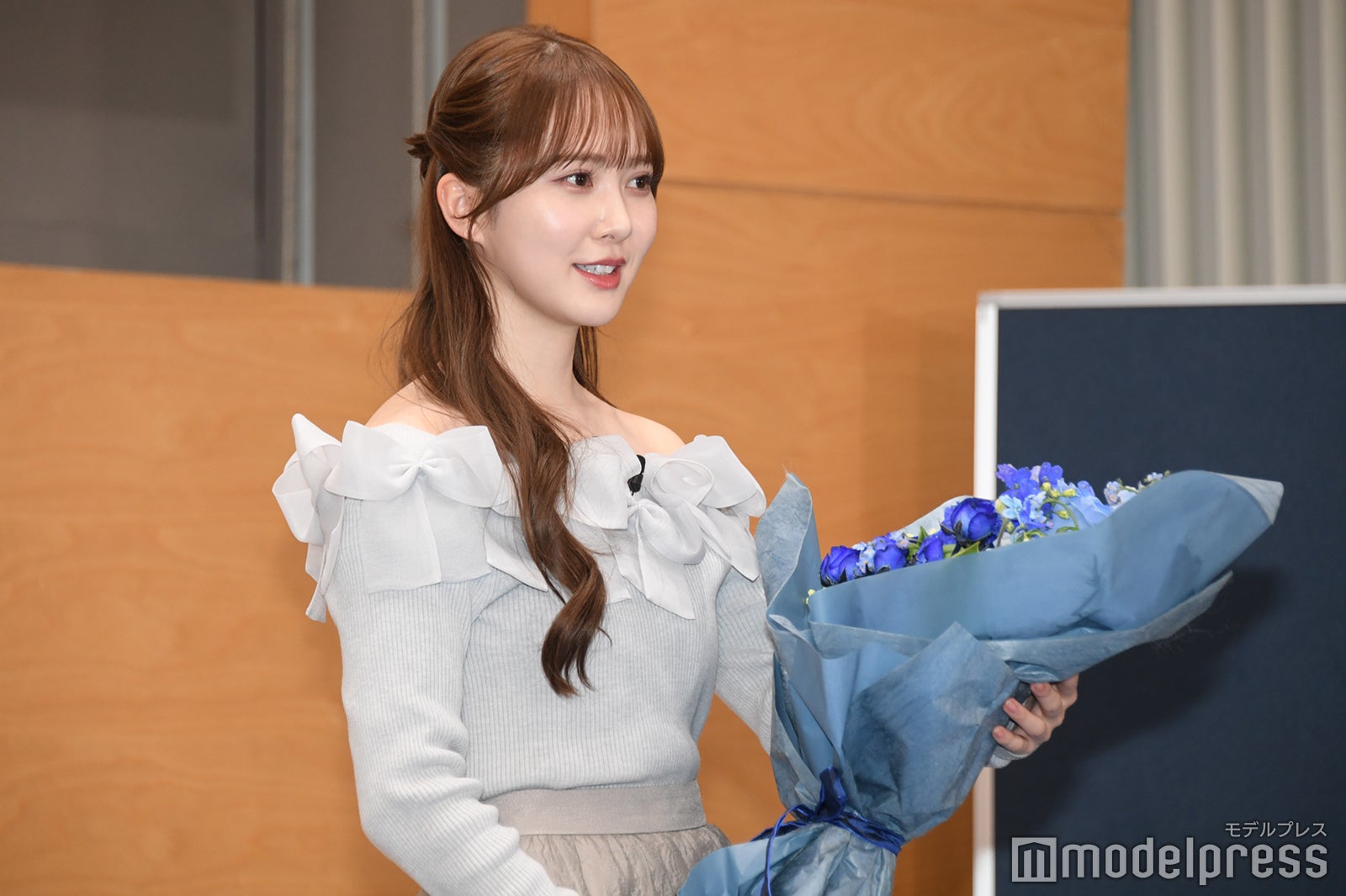 突然花束をもらい驚く加藤史帆（C）モデルプレス