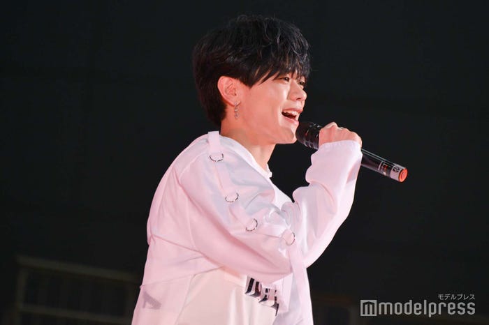 藤牧京介のソロパートからスタート(C)モデルプレス