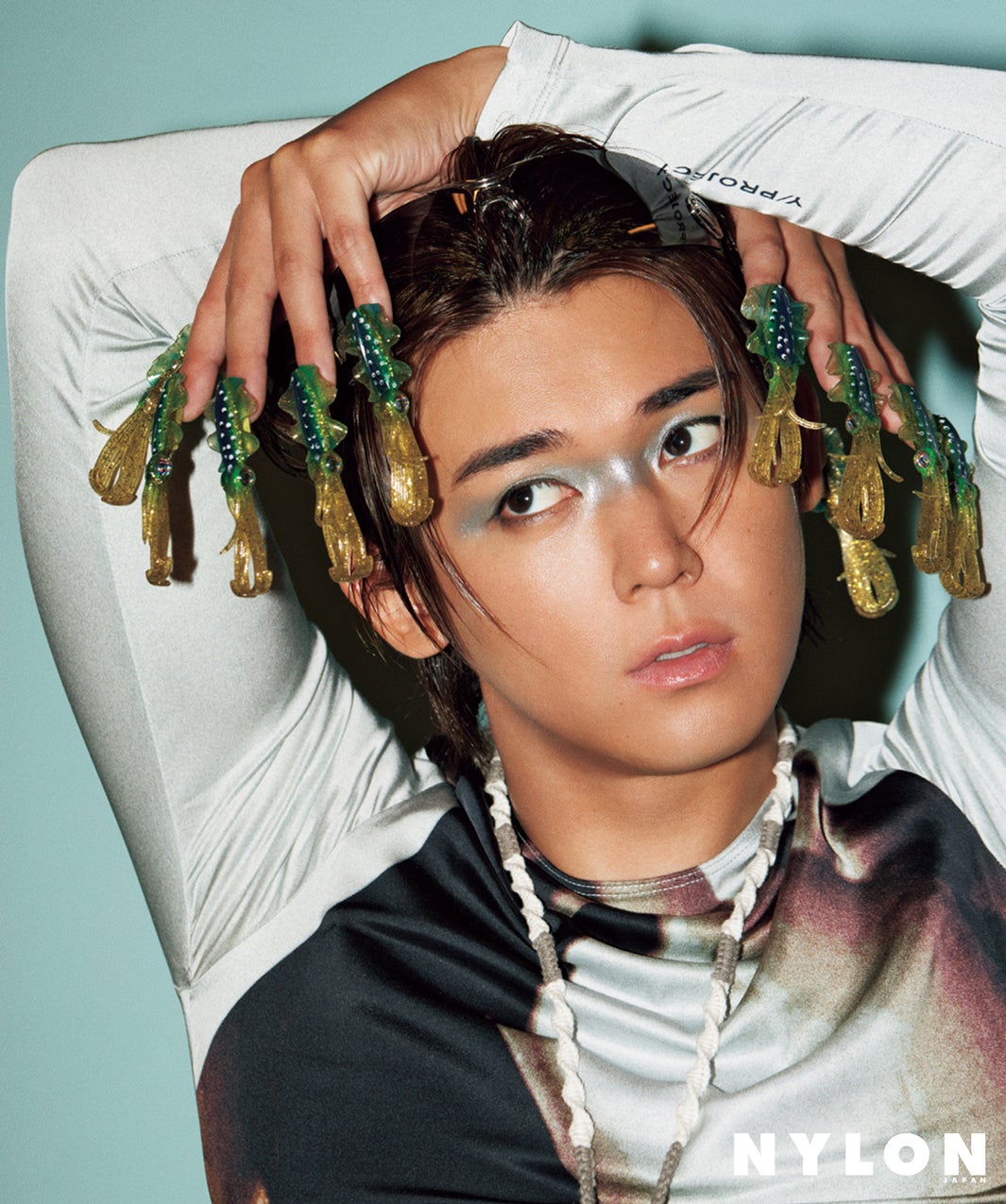 WEST.小瀧望、エッジーなメイクアップ＆ネイルに挑戦「NYLON JAPAN」連載継続初回