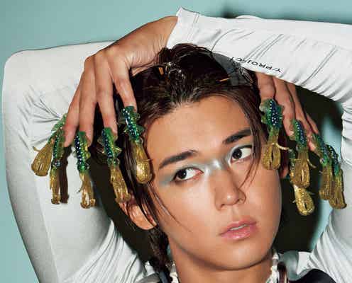 WEST.小瀧望、エッジーなメイクアップ&ネイルに挑戦「NYLON JAPAN」連載継続初回