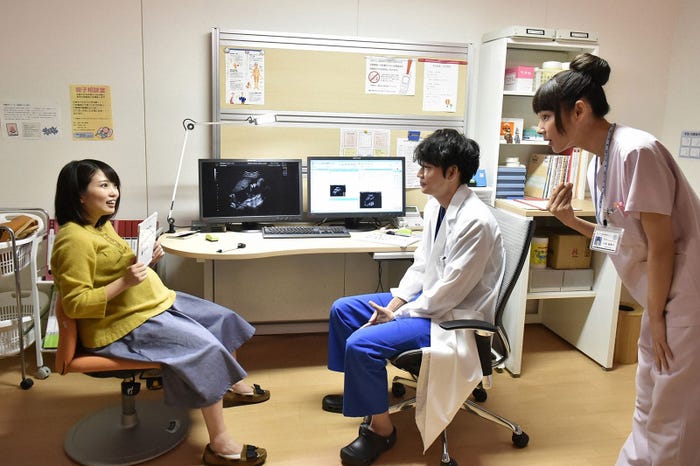 志田未来、綾野剛、吉田羊/「コウノドリ」第1話より(画像提供:TBS)