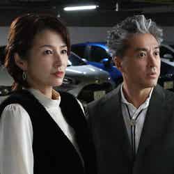 （左から）吉瀬美智子、ムロツヨシ「うちの弁護士は手がかかる」第9話より（C）フジテレビ
