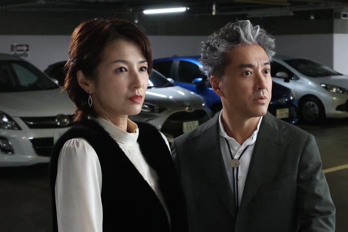 (左から)吉瀬美智子、ムロツヨシ「うちの弁護士は手がかかる」第9話より(C)フジテレビ