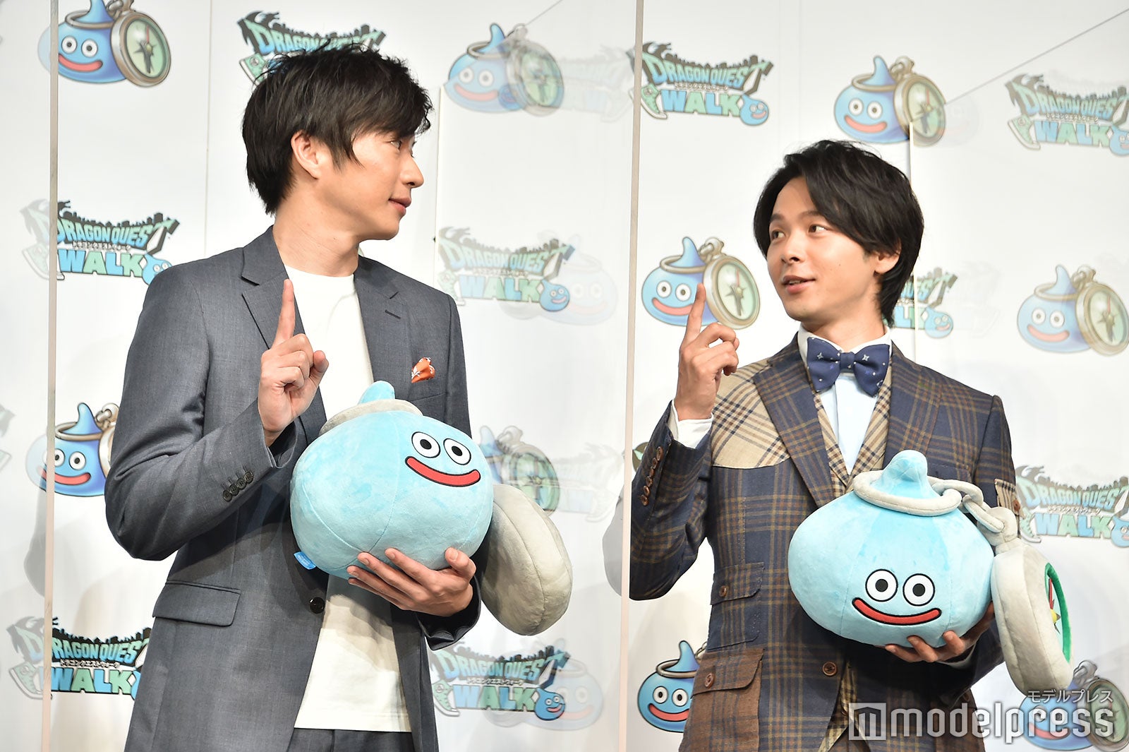 記者に求められたポーズに対し「これトゥース？」と田中圭に聞く中村倫也（C）モデルプレス