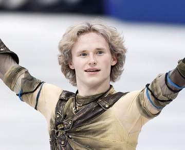 フィギュア男子世界王者 愛車のホンダ大型SUVの隣でニコリ 「サポートに感謝」と投稿 SNS祝福「おめでとう」「安全運転で」