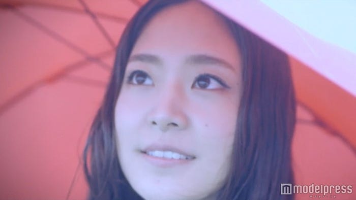 宮脇詩音/新曲「泣き止んだ空」ミュージックビデオより