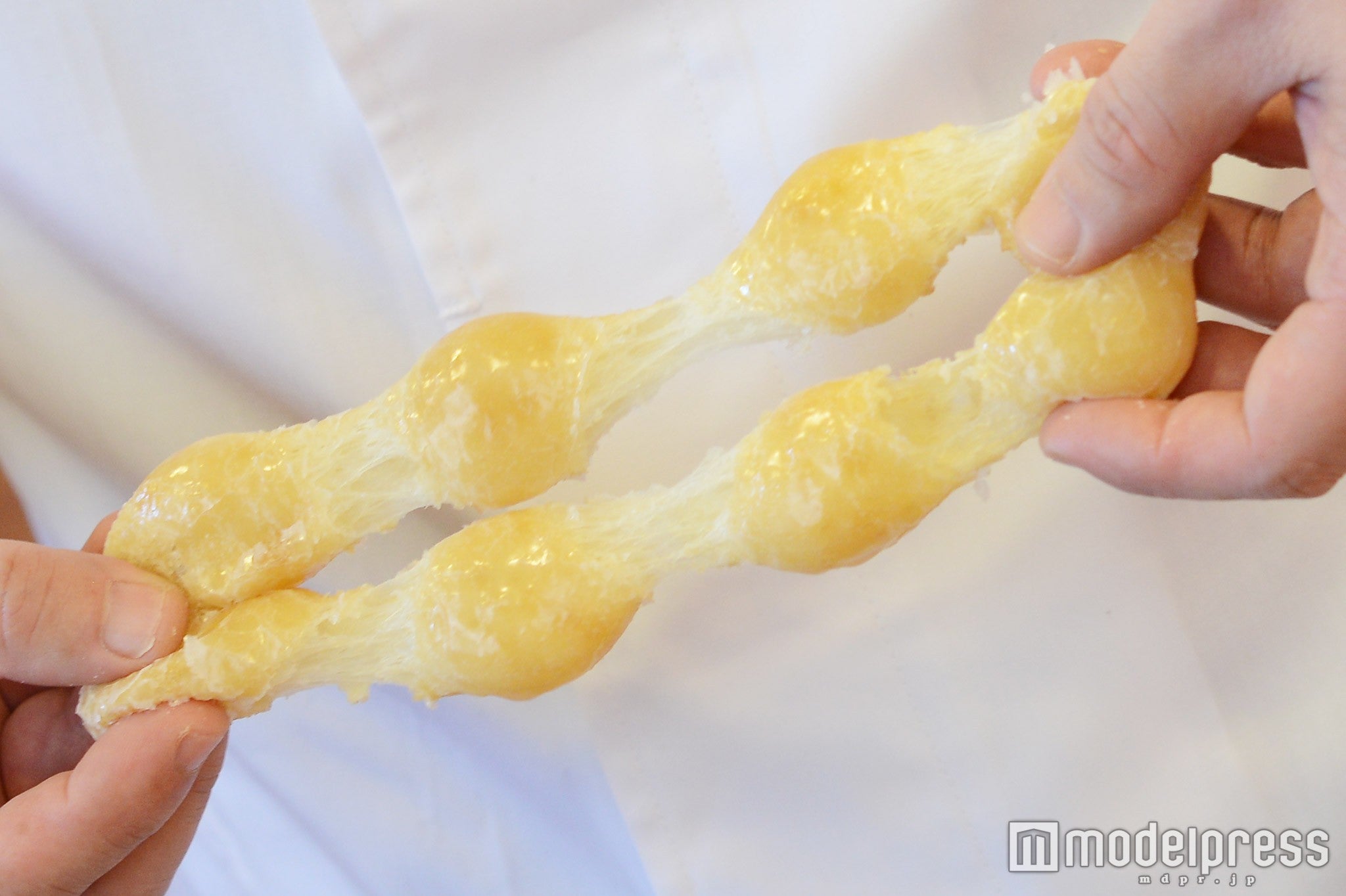 ミスド新メニュー“のびるポン・デ・リング”がどれだけ伸びるか実験！餅のような弾力と柔らかい美味しさに感動