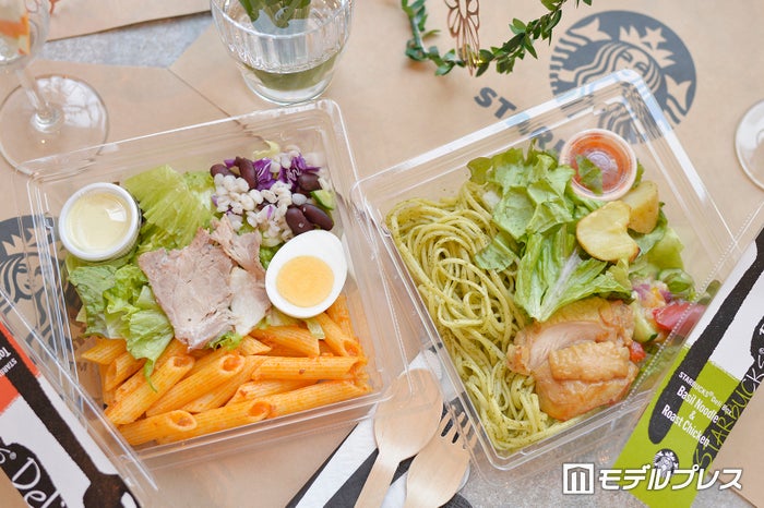 「スターバックス デリボックス バジルヌードル&ローストチキン」(右)と「スターバックス デリボックス トムヤムヌードル&ローストポーク」(左) (C)モデルプレス