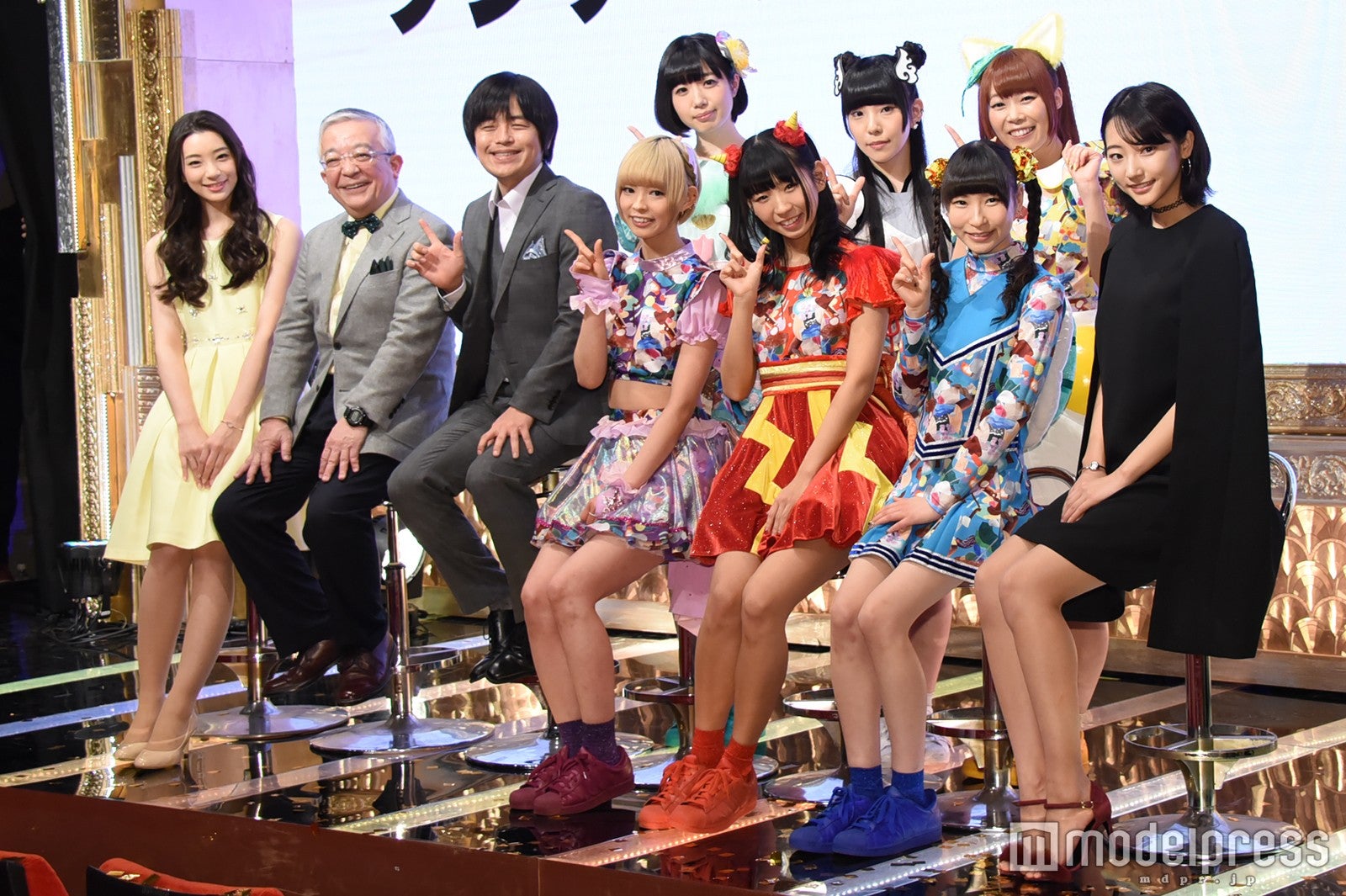 （前列左から）足立梨花、井崎脩五郎、バカリズム、最上もが、古川未鈴、藤咲彩音、武田玲奈（後列左から）夢眠ねむ、相沢梨紗、成瀬瑛美（C）モデルプレス