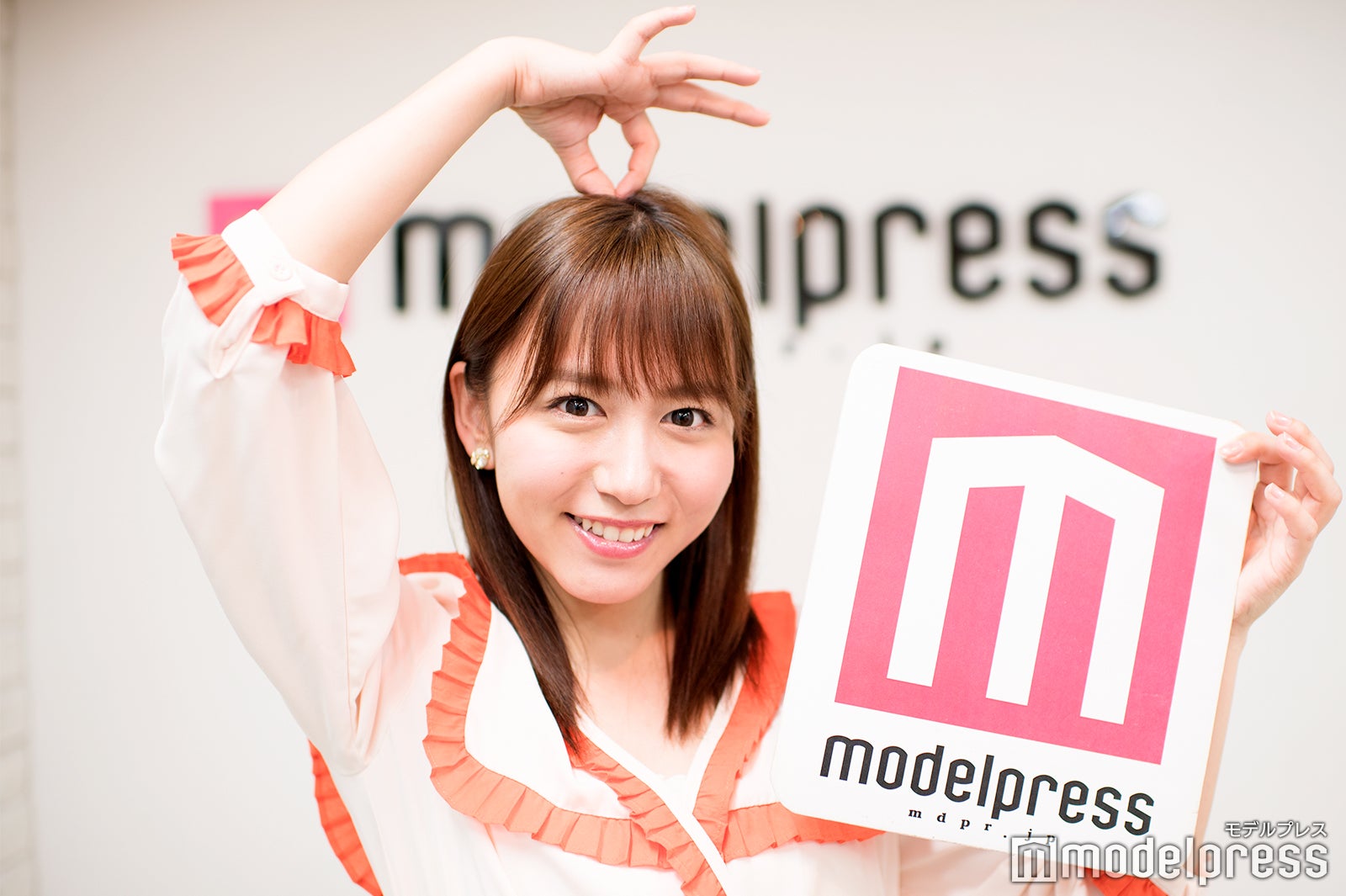 8位のポーズをお願いするとチーム8のポーズをやってくれました！ （C）モデルプレス