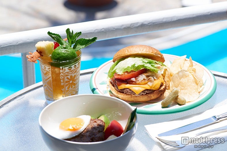 「OUTRIGGER」／人気の「ハワイアンバーガー」、爽やかな味わいの「ロコモコニューオータニスタイル」などのハワイアンメニュー／画像提供：ホテルニューオータニ