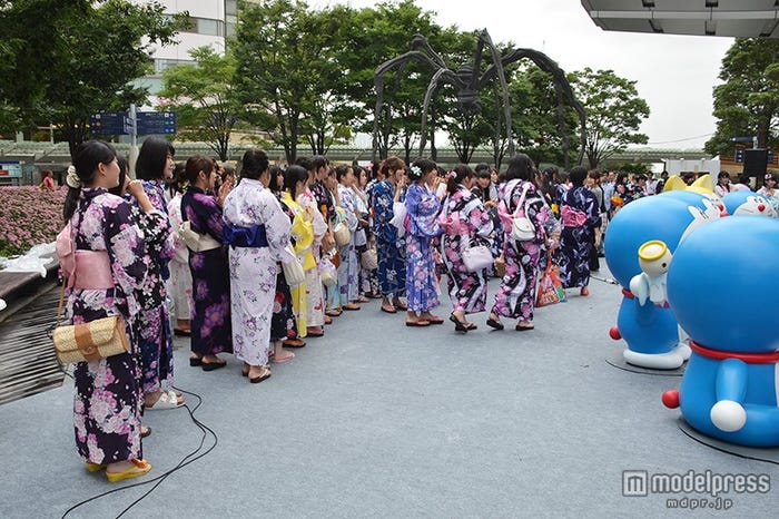キンプリとのハイタッチに列ぶファン
