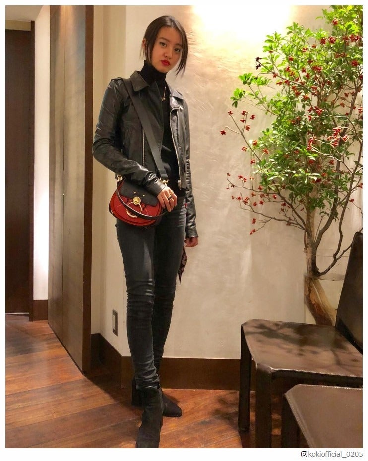 木村拓哉の次女・Koki,（コウキ）、スラリ美脚際立つパンツルックに反響「足ながっ！」