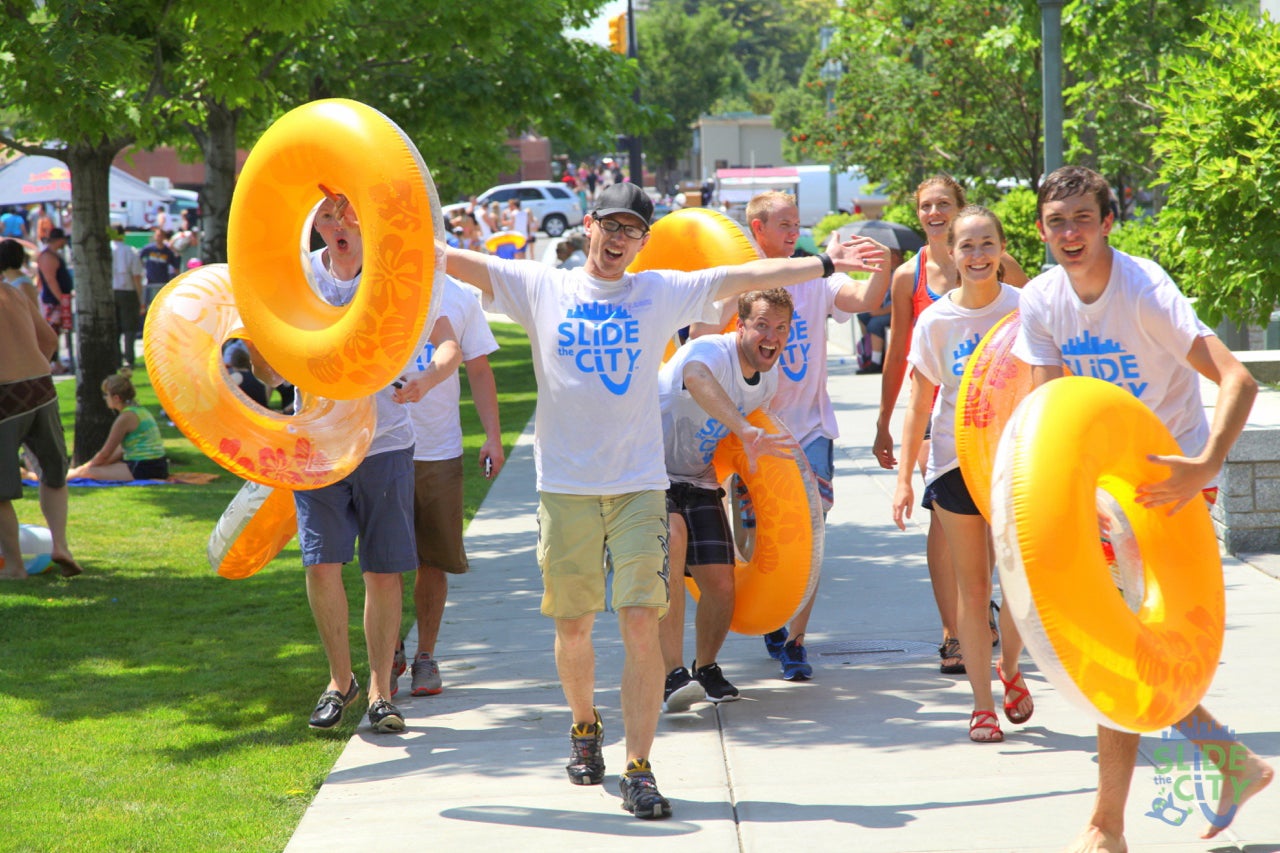 一日を通して楽しめる街中ウォーターフェスに／画像提供：Slide the City Japan実行委員会