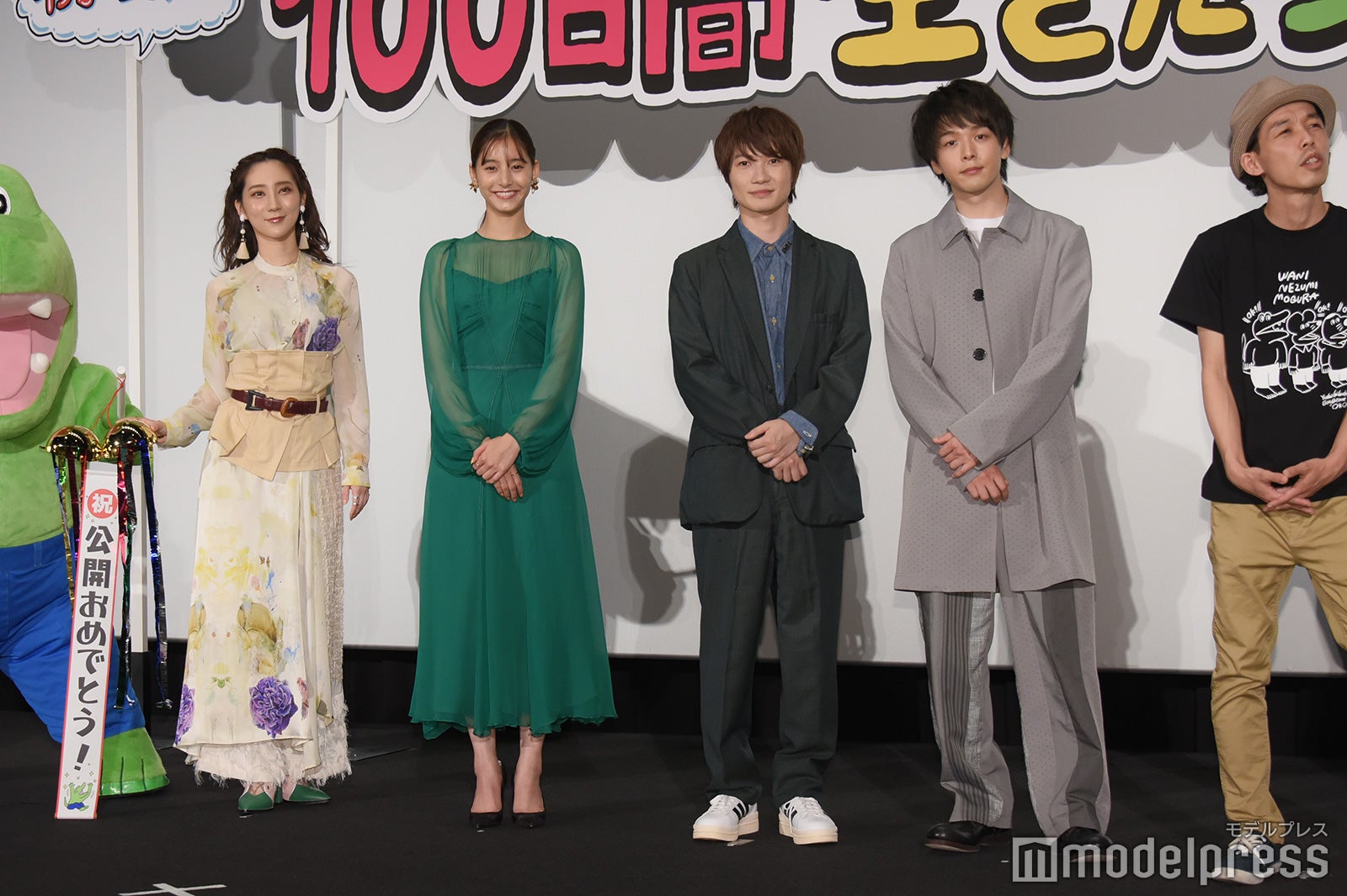 （左から）ファーストサマーウイカ、新木優子、神木隆之介、中村倫也（C）モデルプレス