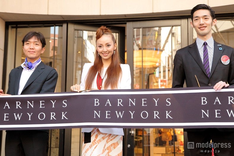 イケメンに囲まれてテープカットを行う神田うの