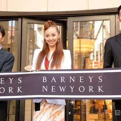 イケメンに囲まれてテープカットを行う神田うの