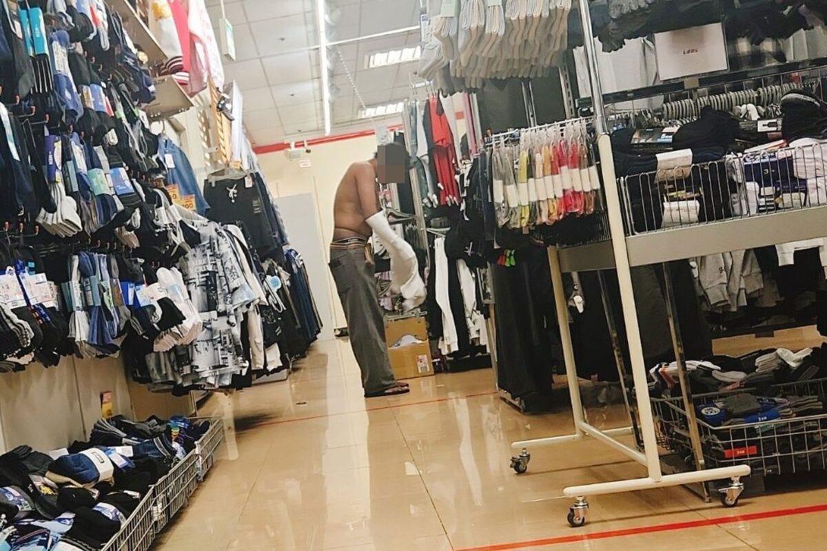 しまむら店頭で着替える外国人男性