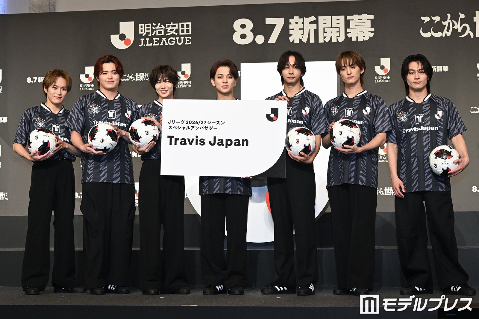 Travis Japan、JリーグSPアンバサダー就任「夢が叶った」“特大名刺パネル”＆公式試合球贈呈に全力歓喜