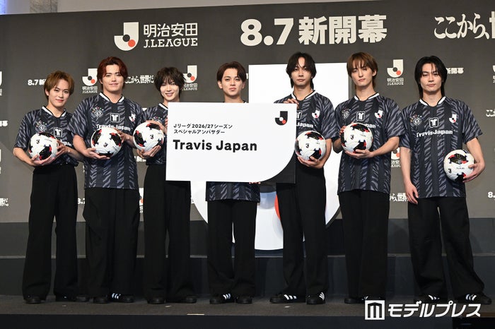 Travis Japan、JリーグSPアンバサダー就任「夢が叶った」“特大名刺パネル”＆公式試合球贈呈に全力歓喜