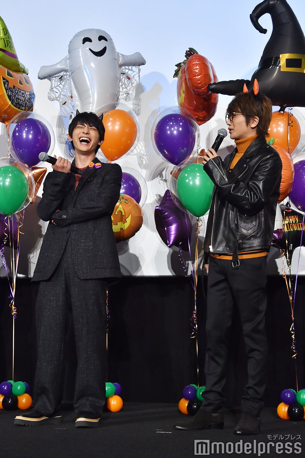 独特の擬音を使って話すNissy（右）がツボにハマり爆笑する吉沢亮（左） （C）モデルプレス