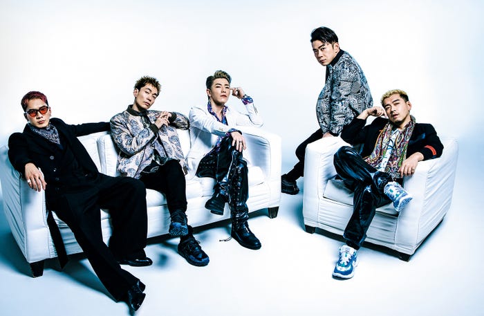 DOBERMAN INFINITY(SWAY、P-CHO、KAZUKI、GS、KUBO-C)/「月刊EXILE」5月号より(画像提供:LDH)