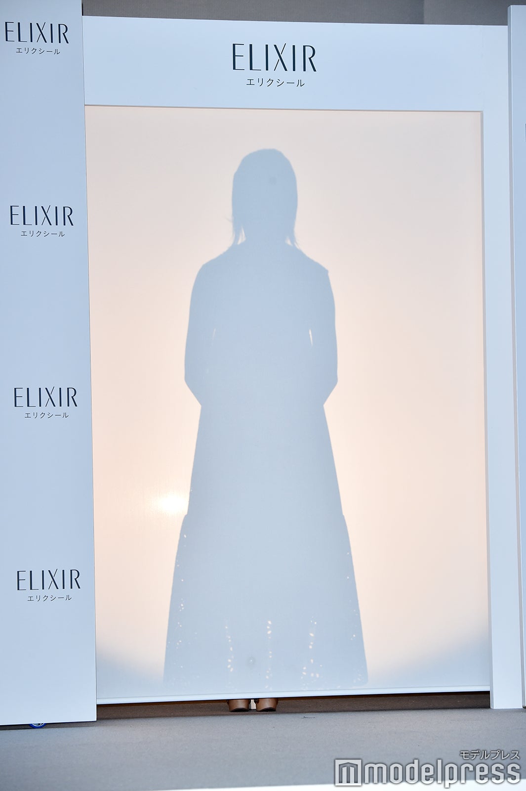 浜辺美波のシルエット（C）モデルプレス