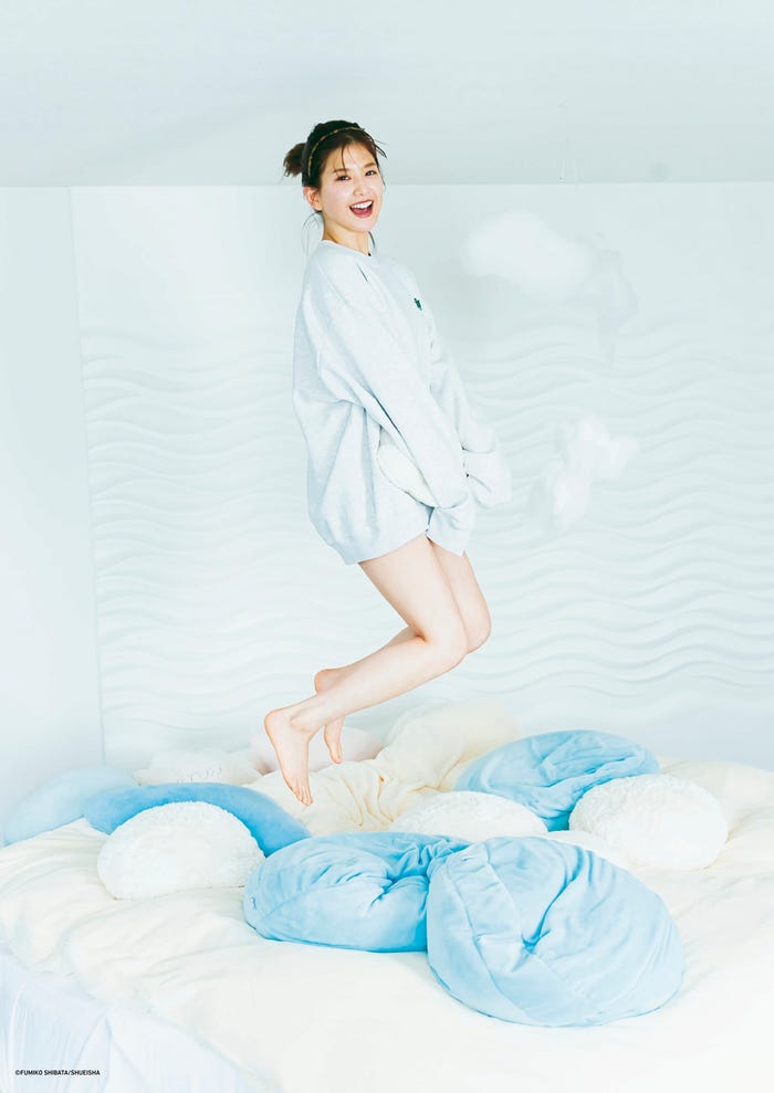 渡邉理佐 卒業メモリアルブック「抱きしめたくなる瞬間」特典ポスター(C)柴田フミコ/集英社