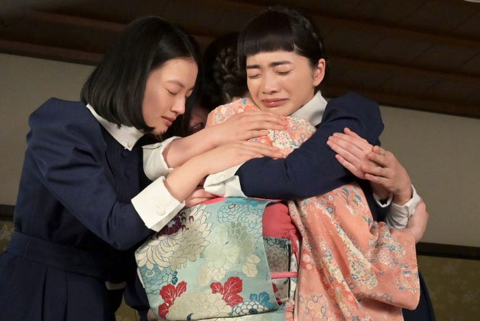上坂樹里、見上愛「風、薫る」第47話(C)NHK