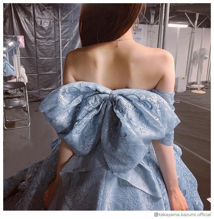 乃木坂46卒業の高山一実、ドレス姿で美背中披露「綺麗すぎ」「完璧」の声