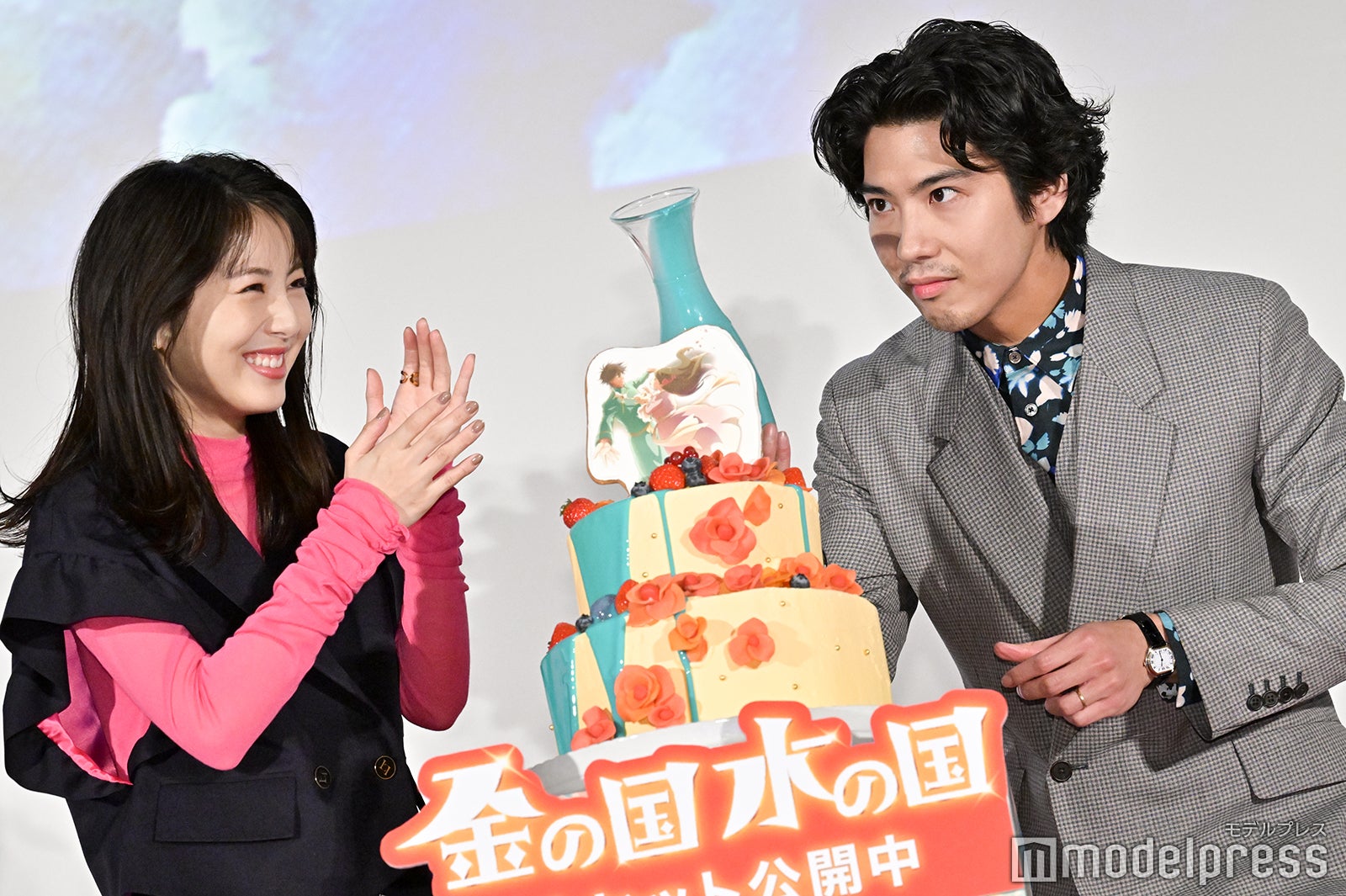 浜辺美波、賀来賢人（C）モデルプレス