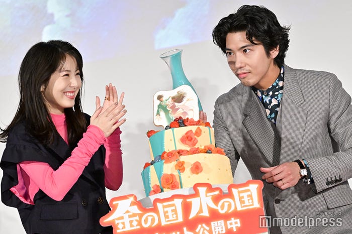 浜辺美波、賀来賢人(C)モデルプレス