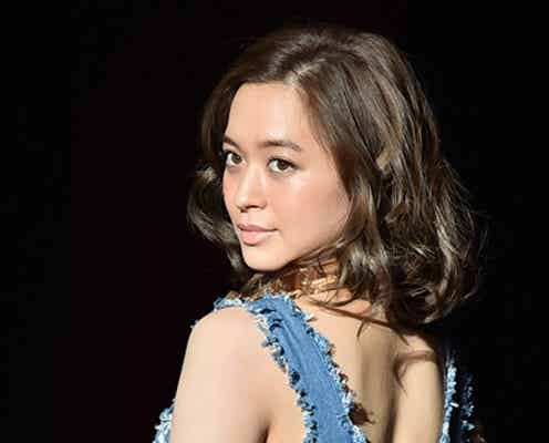 NEXT“なりたい顔No.1”野崎萌香、美背中チラリの春ワンピースでキュートなランウェイ