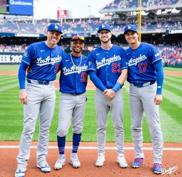 そんなことある！？大谷翔平ら4人が試合前に記念撮影→全員本塁打で銀河系カルテット復活 ビジター新ユニの魔力？「もっとドジャーブルーを着て」