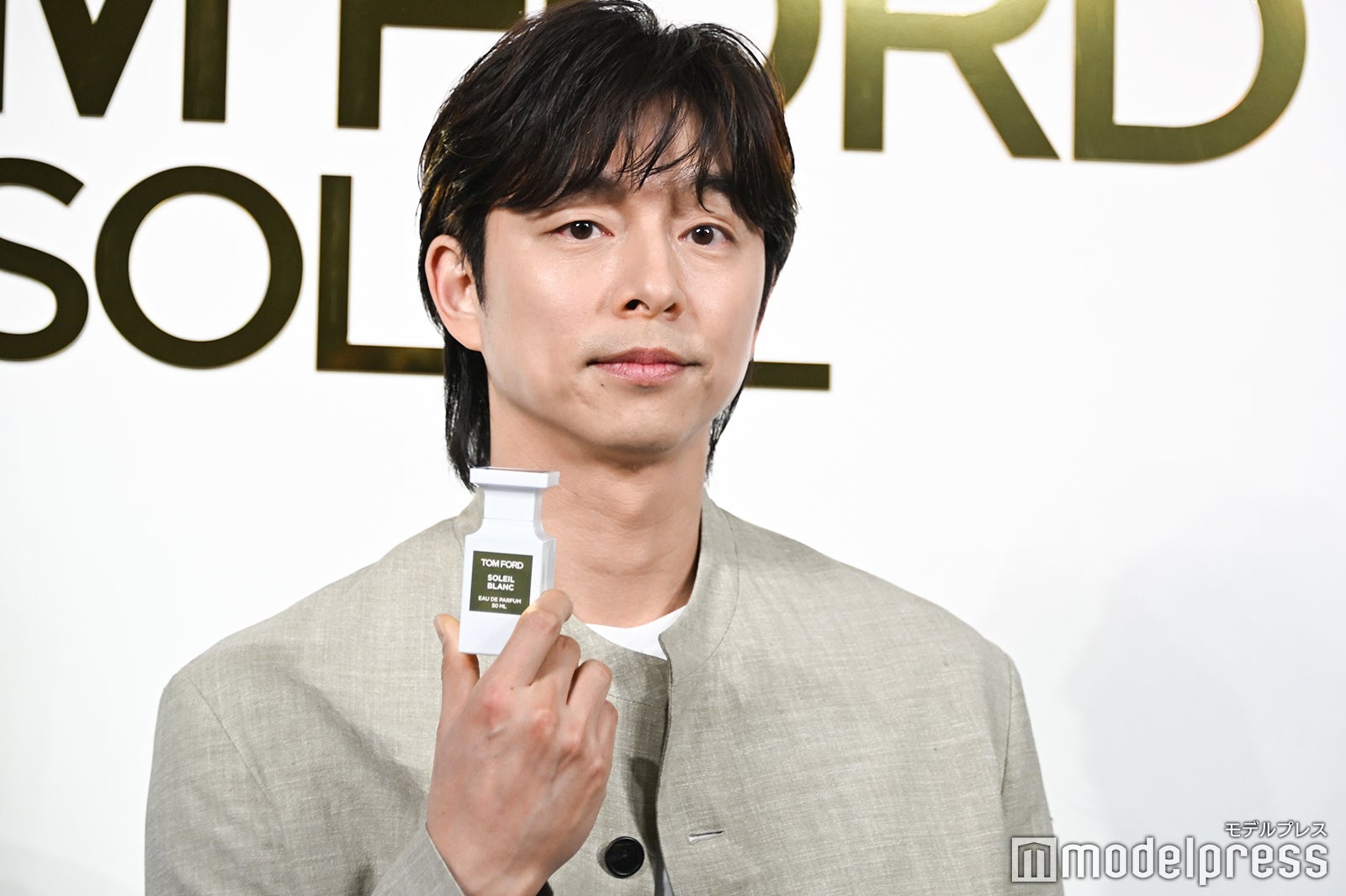 ソレイユ フレグランスを持つコン・ユ（C）モデルプレス