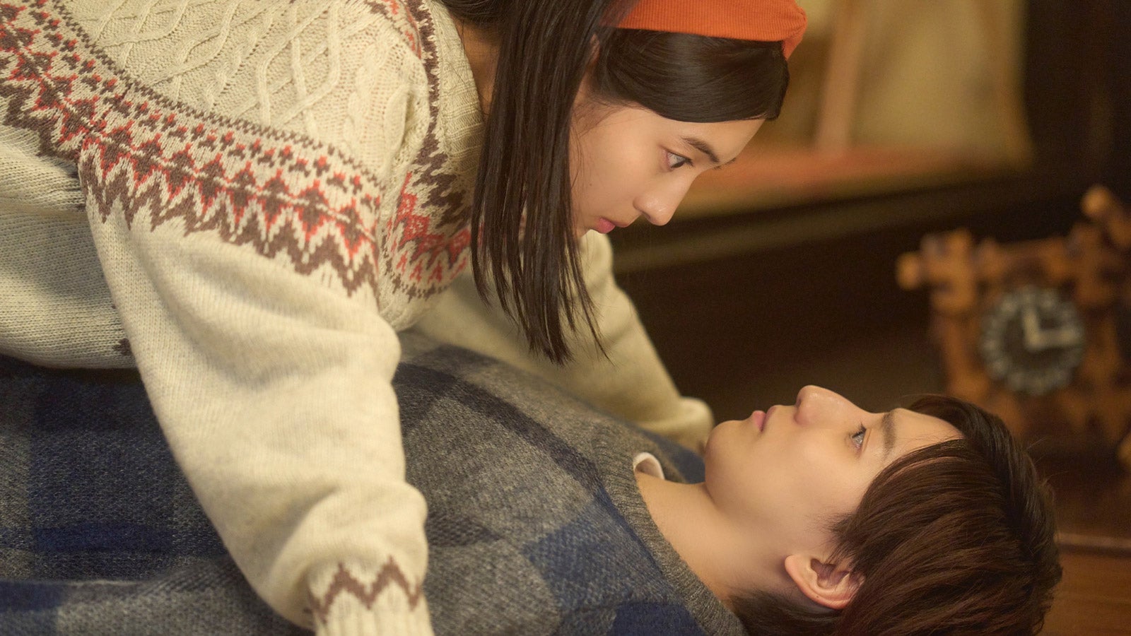 SixTONES京本大我、久保田紗友から押し倒される？撮影合間には森本慎太郎の話題も＜ホメる男に知りたい女＞