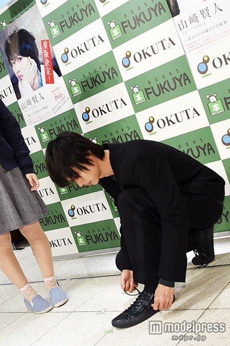 靴紐を結び直して握手会に臨む