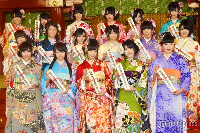 AKB48グループ新成人17名(前列左から)仁藤萌乃、峯岸みなみ、指原莉乃、横山由依、田名部生来(中列左から)仲俣汐里、島田晴香、大場美奈、小木曽汐莉、佐藤聖羅、矢方美紀(後列左から)福本愛菜、山田菜々、梅本まどか、小林亜実、柴田阿弥、日置実希