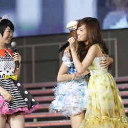 左より：峯岸みなみ、板野友美、前田敦子／「AKB48 2013真夏のドームツアー～まだまだ、やらなきゃいけないことがある～」札幌ドーム公演より（C）AKS