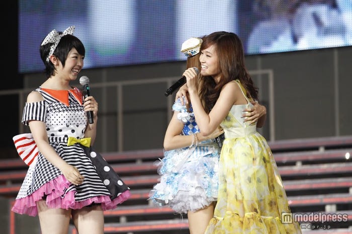 左より:峯岸みなみ、板野友美、前田敦子/「AKB48 2013真夏のドームツアー~まだまだ、やらなきゃいけないことがある~」札幌ドーム公演より(C)AKS