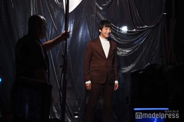 笑顔でスタンバイする小関裕太(C)モデルプレス