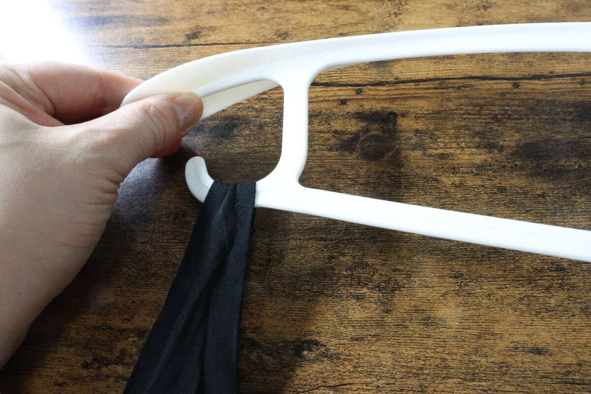 ダイソーの連結できるアーチ型ワイドハンガー（2本、ゴムフックタイプ）にタンクトップを引っ掛ける