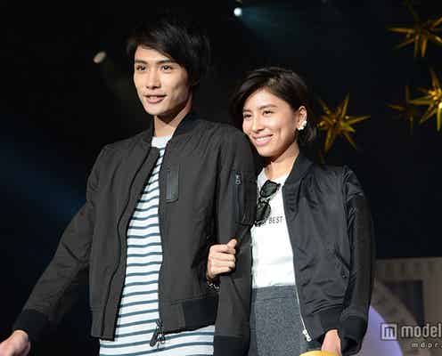 ラブリの腕組み2ショットランウェイにファン熱狂